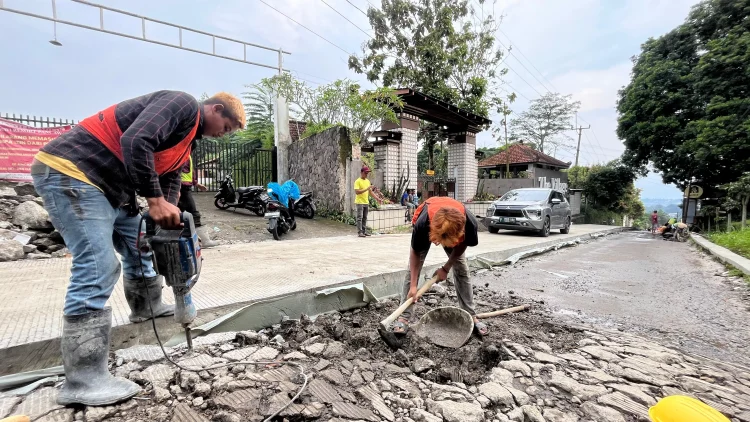 rekonstruksi Jalan Cikereteg-Pancawati