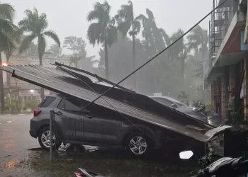 tertimpa kanopi ruko