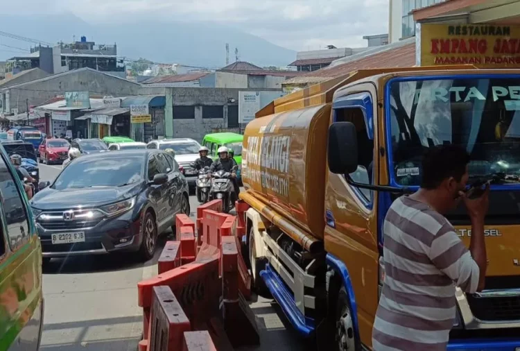 truk pengangkut air
