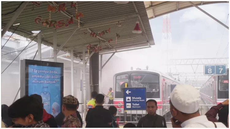 Atap Kanopi Jalur VIII Stasiun Bogor Terbakar