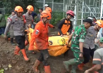 Empat pekerja tewas tertimbun longsor