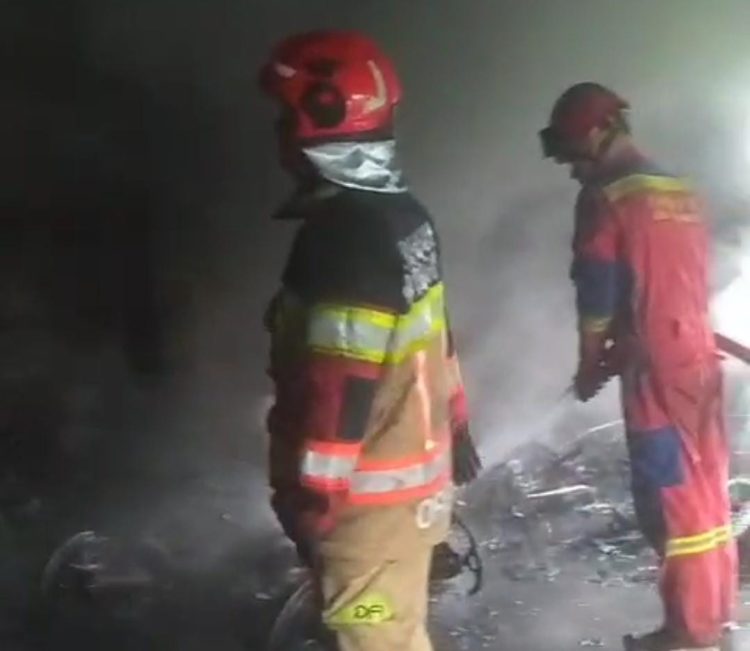 Kebakaran di Area Parkir Jalan Mayor Oking: 10 Motor Hangus, Kerugian Capai Rp400 Juta