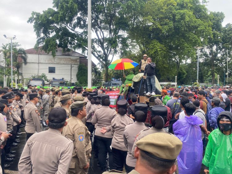 Tolak Penghapusan 1.940 Unit Angkot, Sopir: Kalau Dihapus, Anak Istri Kami Makan Apa?