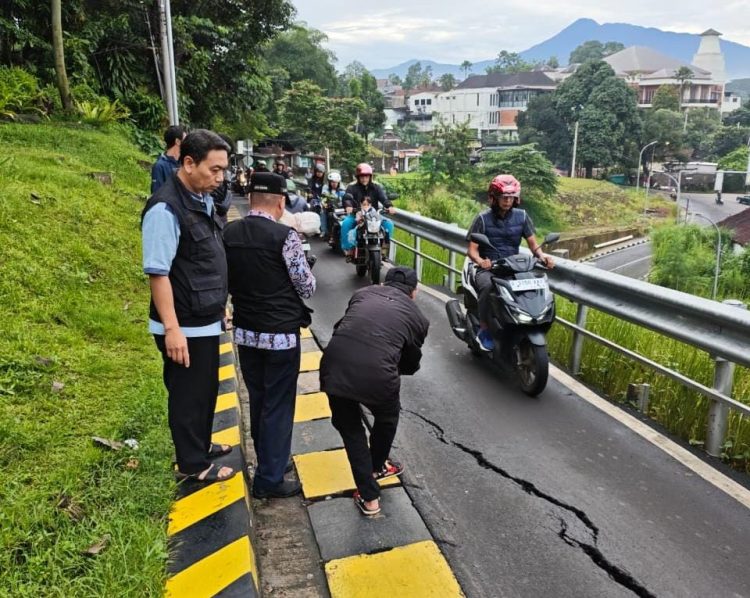 Jalur Roda Dua Batutulis Retak, Nyawa Pengendara Motor Terancam