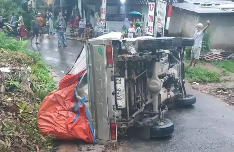 Pikap Bermuatan Beras
