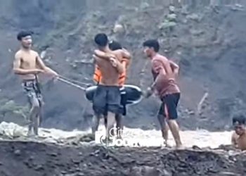 Tiga pemancing terjebak