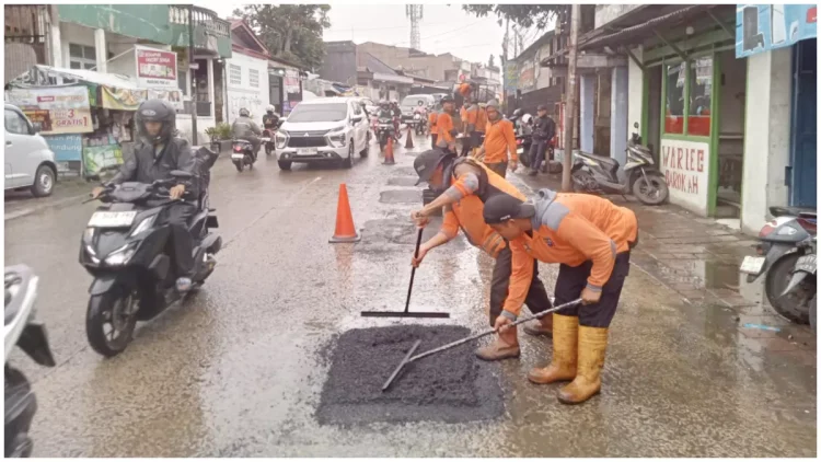 Usai Dikeluhan Warga, Jalan Berlubang di Pulo Empang Diperbaiki