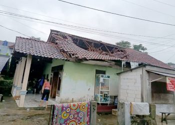 Diterjang Angin Kencang, Rumah Lansia di Bogor Selatan Rusak Berat
