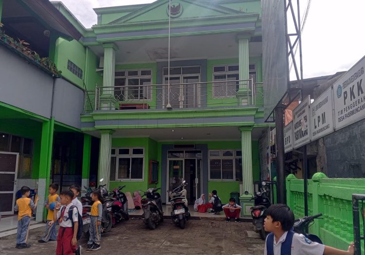 Disdik Kabupaten Bogor Dinilai “Memalukan”, Biarkan Sekolah dan Kantor Desa Berdesakan Selama Puluhan Tahun