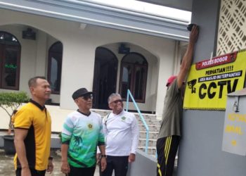 Gerakan Bersih-Bersih Masjid Ramadhan 2026, Polsek Cibungbulang Pasang CCTV Di Masjid Al’Huda