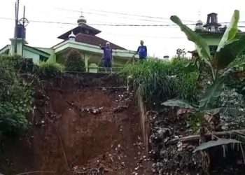Hujan Deras Guyur Cijeruk, Jalan Penghubung Tajurhalang–Palasari Longsor Tergerus Sampah