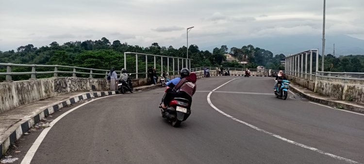 Ngabuburit Estetik di Flyover Maseng, Menanti Kereta Api dengan Latar Gunung Gede Pangrango