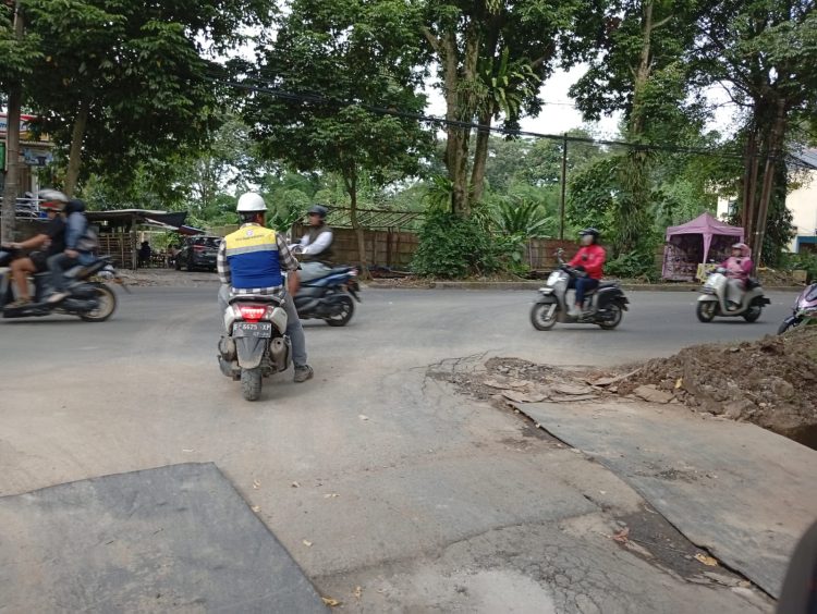 Ceceran Tanah Proyek Gene Bank Keluhkan Warga, Dedie Rachim Beri Peringatan Keras Kontraktor