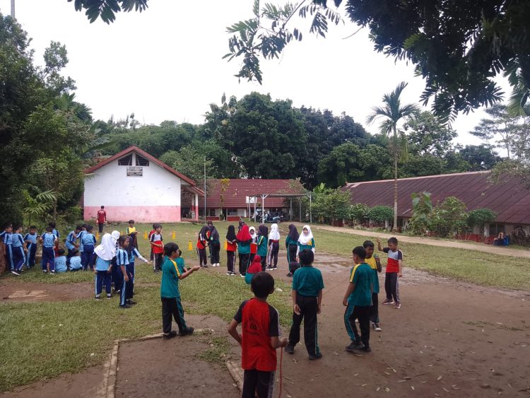 Siswa SDN Sukaluyu 2 di Tamansari Terpaksa Berolahraga di Lapangan Berlumpur Saat Musim Hujan