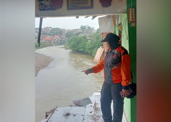 Sungai Cisadane ambrol