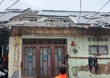 Diterjang angin kencang