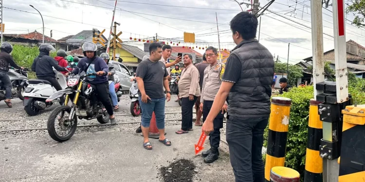 relawan perlintasan sebidang