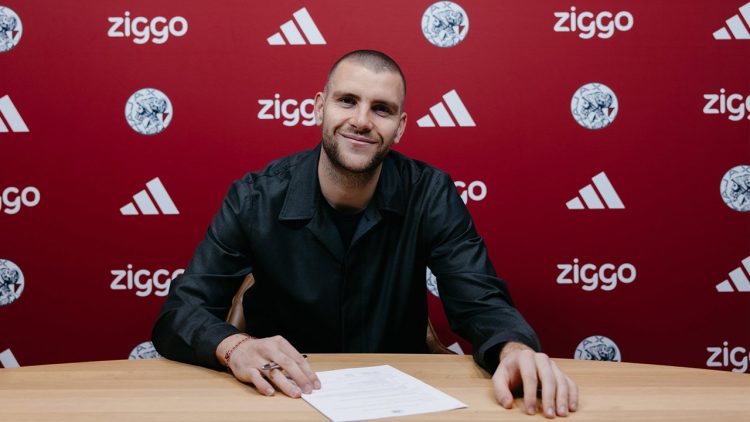 Maarten Paes Resmi ke Ajax, Pecahkan Rekor Transfer untuk Kiper Timnas Indonesia?