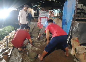 Warga Mulyaharja Gotong Royong Perbaiki Jalan Usai Tarawih