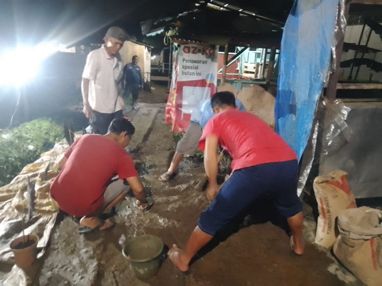 Warga Mulyaharja Gotong Royong Perbaiki Jalan Usai Tarawih