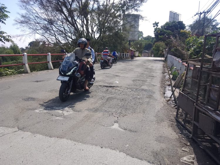 Jembatan Kali Ciapus Tamansari Rusak Parah, Pengendara Diminta Ekstra Waspada
