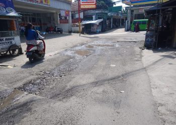 Dua Bulan Rusak, Jalan di Perempatan Cipadung Belum Mendapat Perbaikan