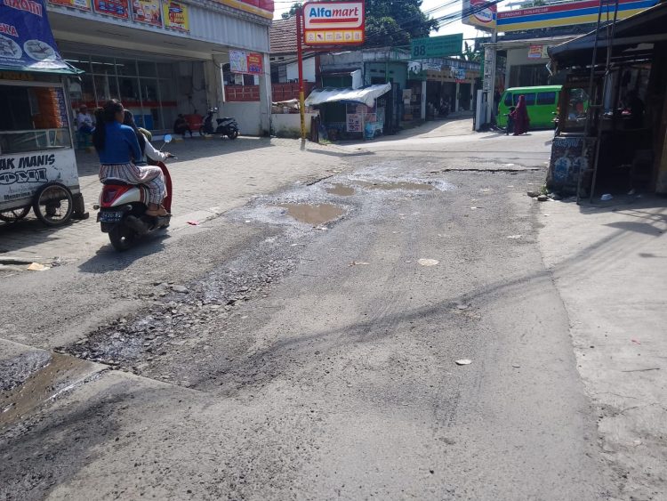 Dua Bulan Rusak, Jalan di Perempatan Cipadung Belum Mendapat Perbaikan