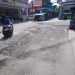 Dua Bulan Rusak, Jalan di Perempatan Cipadung Belum Mendapat Perbaikan