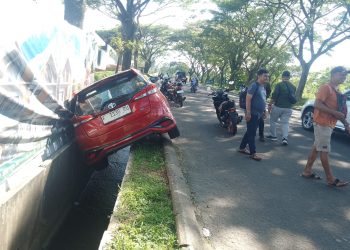 Mobil Sedan Terperosok ke Drainase di Jalan BNR, Diduga Sopir Mengantuk