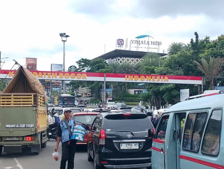 Polisi Putar Balik Pengendara Lawan Arus di Jalur Puncak, Utamakan Pendekatan Humanis