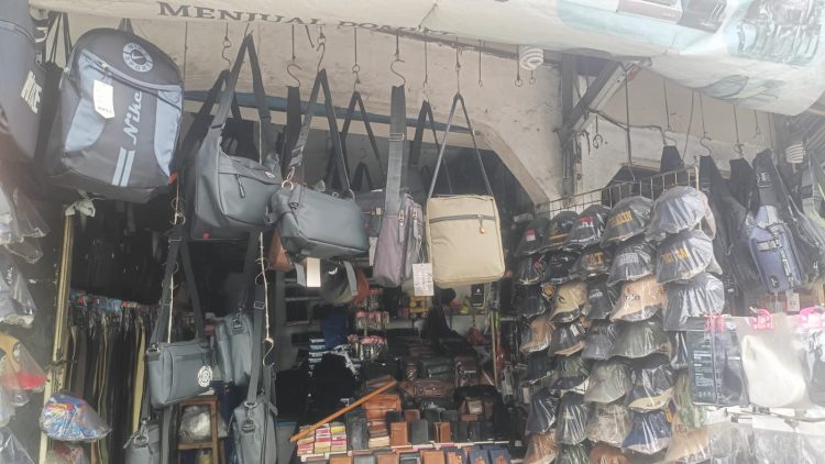Ratusan Pengarajin Sepatu Tas dan Sandal Ciomas Masih Terjerat Monopoli