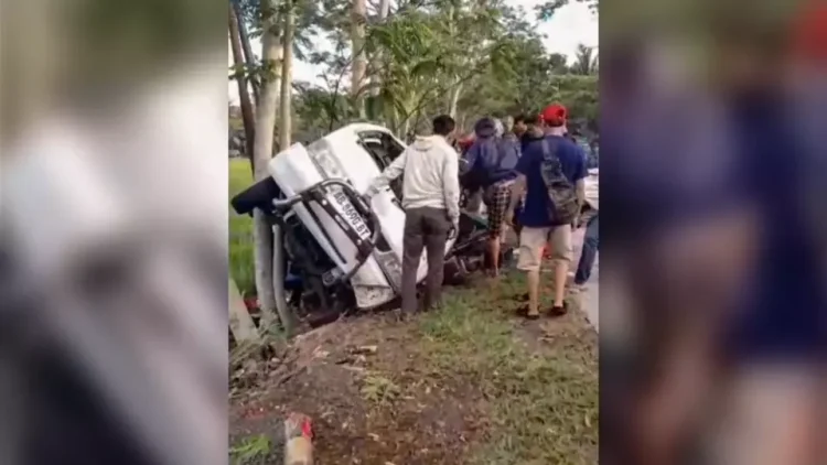Mobil Wisatawan Terguling