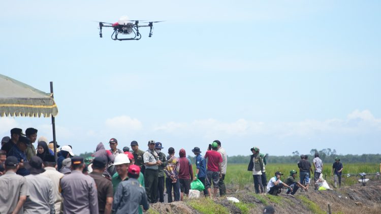 Kuasai Teknologi, Mahasiswa Polbangtan Kementan Operasikan Drone Dalam Gerakan Tanam Serempak 10.000 Ha