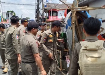 Satpol PP Cisarua Tertibkan PKL, Spanduk Ilegal dan Parkir Liar di Kawasan Puncak