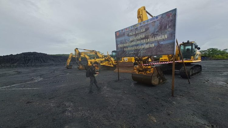 Kejagung Sita Ratusan Truk dan Alat Berat dari Tambang Ilegal di Kalimantan