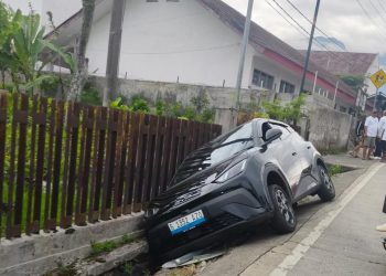 Mobil Listrik Terperosok di Tamansari, Hindari Motor Hingga Hilang Kendali