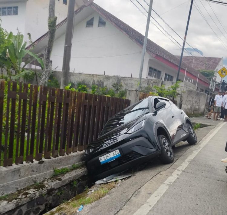 Mobil Listrik Terperosok di Tamansari, Hindari Motor Hingga Hilang Kendali