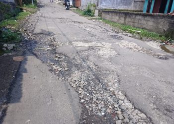 Lubang Sedalam 30 CM di Jalan Sukajadi Tamansari Ancam Keselamatan Pengendara