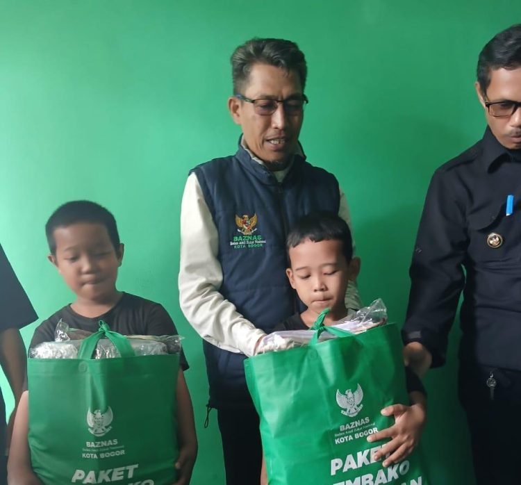 BAZNAS Kota Bogor Serahkan Sembako dan Uang Tunai di Lokasi Kebakaran