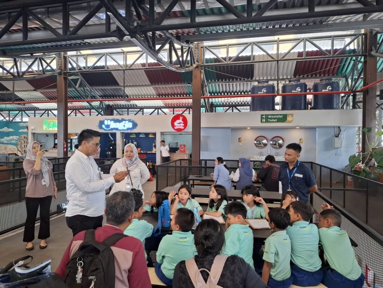 Perumda PPJ Ajak Siswa SD High Scope Indonesia ke Pasar Gembrong Sukasari