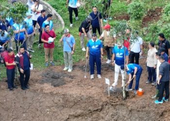 Bupati Rudy Susmanto dan Menteri LH Taman Pohon di Hutan Kota Tegar Beriman