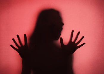 menabrakkan diri ke mobil