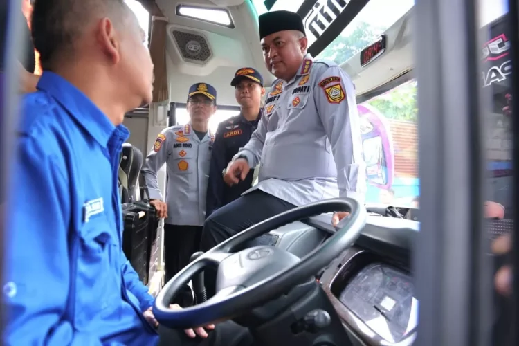 bus wisata atap terbuka