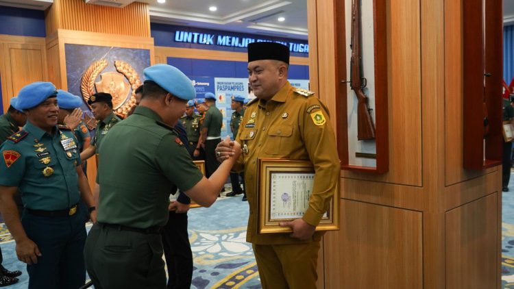 Bupati Rudy Susmanto Terima Penghargaan “Brevet Kehormatan” Paspampres RI