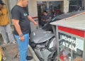 Toyota Avanza menabrak warung