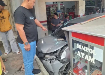 Toyota Avanza menabrak warung