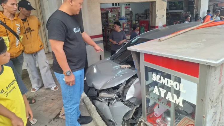 Toyota Avanza menabrak warung
