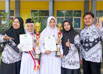 Dua siswi SDN Sindangsari
