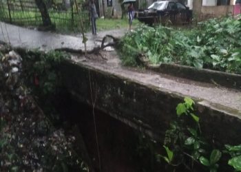Jembatan Penghubung Antar Kampung Amblas
