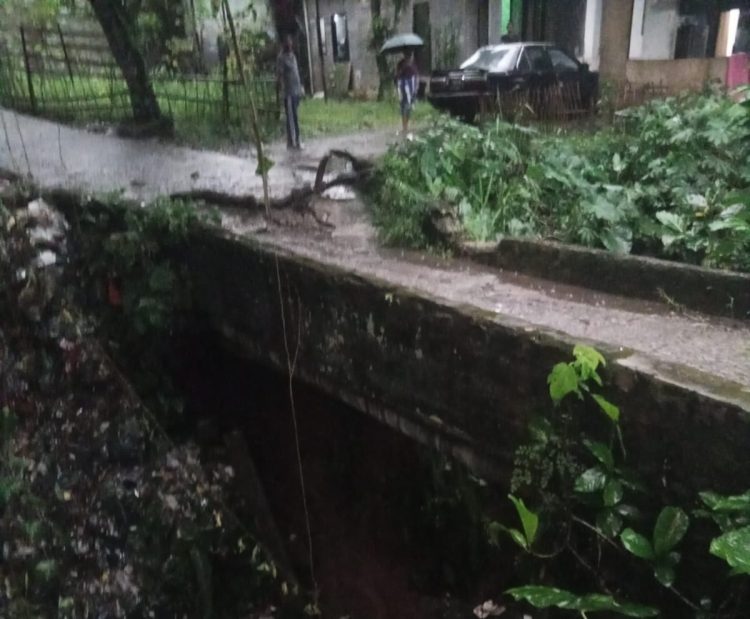 Jembatan Penghubung Antar Kampung Amblas